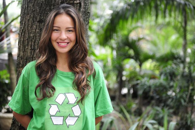 Recycling ist immer nur die drittbeste Lösung. An erster Stelle steht die Vermeidung von Textilabfällen durch überlegten Kauf. Photo: adpic