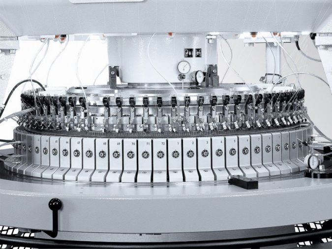 D4-2.2 II, eine High Performance Interlock (HPI) Maschine wurde hinsichtlich Verarbeitung von Fasergarnen und Abstandgestrick noch weiter verbesser...