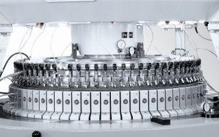 D4-2.2 II, eine High Performance Interlock (HPI) Maschine wurde hinsichtlich Verarbeitung von Fasergarnen und Abstandgestrick noch weiter verbesser...