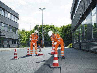 Bei jedem Einsatz hochsichtbar. Die neue Warnschutzkleidung der DBL, darunter die Basiskollektion aus dem Hause Rofa in Leuchtorange, erfüllt die...