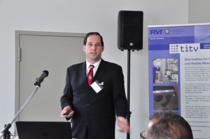 Auch Dr. Marc-Stephan Weiser von Covestro AG, Leverkusen hielt einen Vortrag zum Thema Smart Textiles in Greiz
(Photo: TITV Greiz)