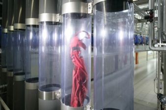 In den Röhren wird die getragene Berufs- und Schutzkleidung nach dem Prinzip der Rohrpost weitertransportiert Photos: Mewa
