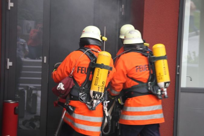 Graphen besitzt hervorragende Eigenschaften als feuerfestes Material: Graphen agiert als eine physikalische Barriere, welche die Diffusion von Wär...