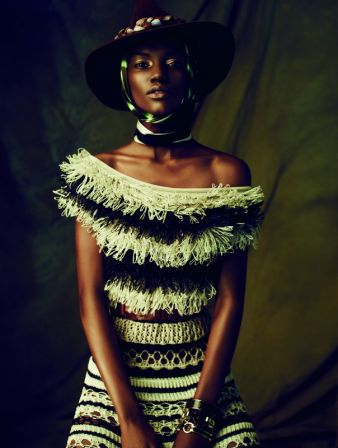 Couleur Café (Herieth Paul), 2013.
Veröffentlicht im Magazin Dress to Kill, 2013
Kleid im Marinelook aus gehäkeltem Raphiabast
Kollektion You G...