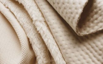 Flauschig, gepolstert und dreidimensional präsentieren sich auch die Bio-Stoffe. Gesehen bei Eco Textiles Photo: Eco Textiles