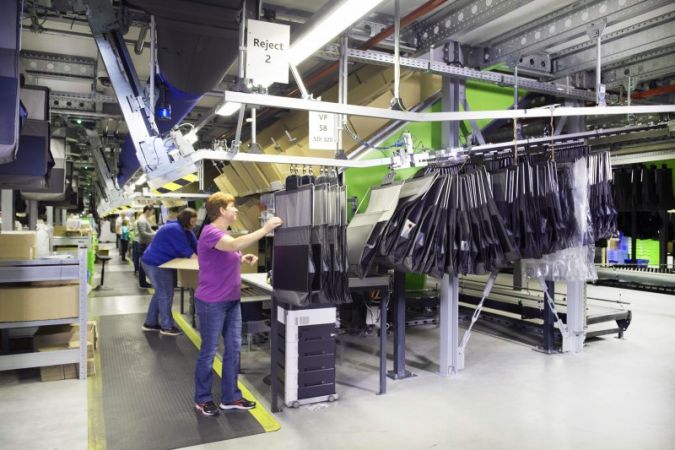 Dematic-Taschensortiersystem.jpg