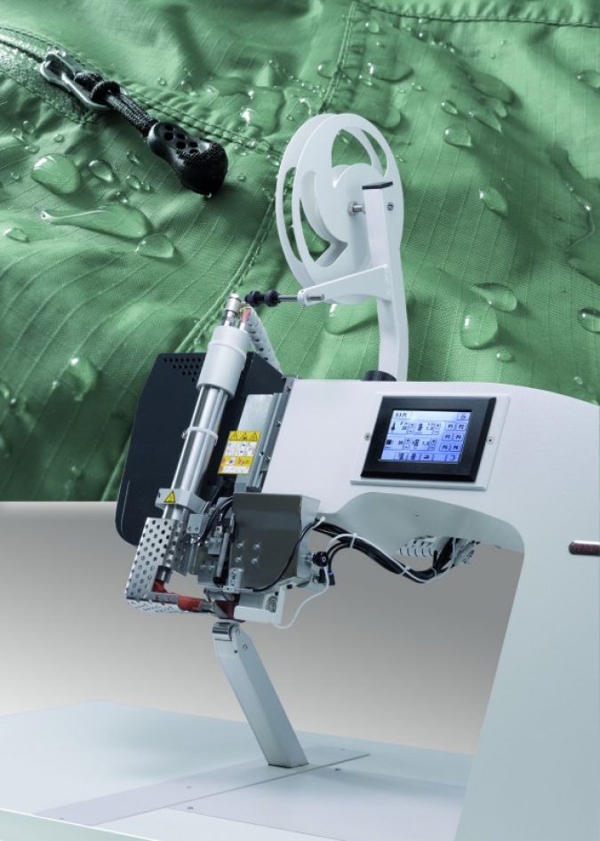 Die neu entwickelte Band-Schweißmaschine PFAFF 8303i zum programmierten Nahtabdichten steht für „einfach und innovativ“