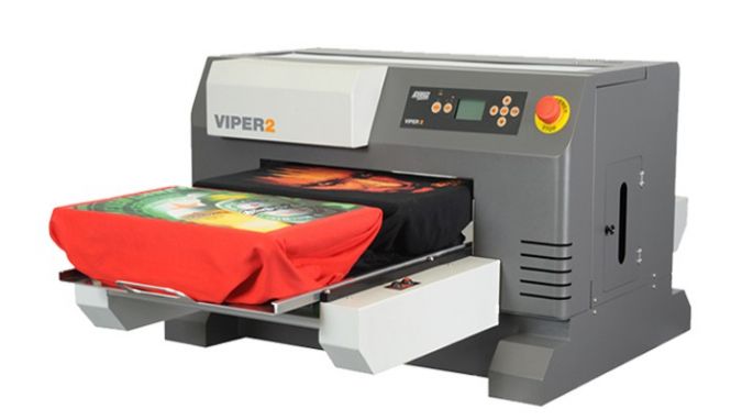 Der DGT-Viper2 von ESC für den Direktdruck kann 4 kleine oder 2 große T-Shirts gleichzeitig bedrucken oder sogar einen Allover-Druck im Format vo...