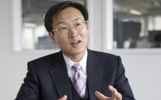 Epson Präsident Minoru Usui über die Partnerschaft: „Wir sind sehr stolz, dass wir durch unsere offizielle Partnerschaft mit dem Mercedes AMG P...