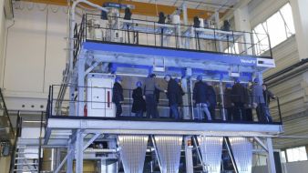 Anlässlich des Open House Events konnten 130 Gäste aus aller Welt die erste Kompaktspinnanlage für die Verarbeitung von rPET-Flakes bei einer Li...