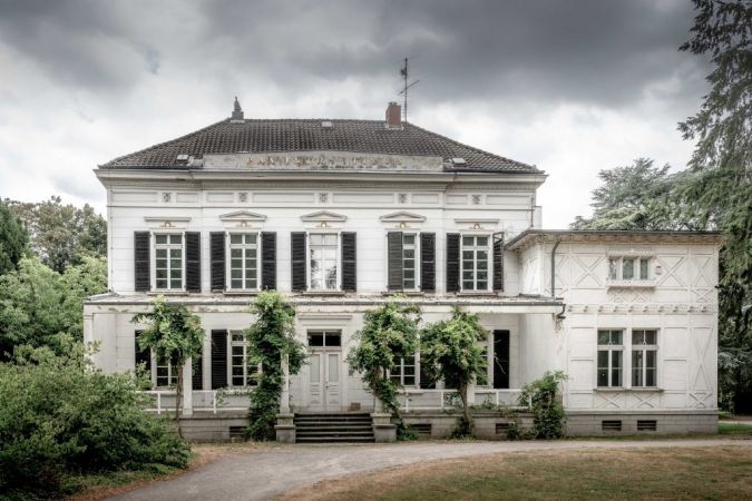Pongs-Villa-Frontansicht-.jpg