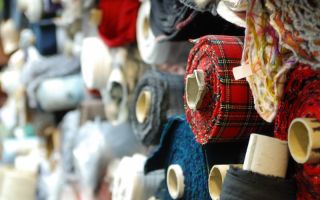 Gewicht, Qualität und haptische Eigenschaften sind bei der Stoffwahl zu beachten Photo: dotshock/Shutterstock