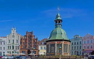 Wismar---Markt-mit-Brunnen.jpg