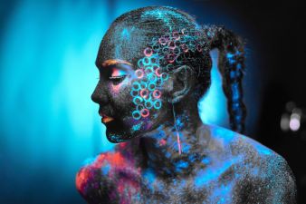 Farbe, Muster und digitale Bearbeitungstechniken inspirieren Zutaten und Mode. Gesehen bei Shutterstock/Knopf und Knopf Photo: Shutterstock/Knopf u...