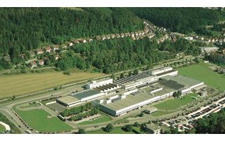 Mayer & Cie. hat seinen Stammsitz in Albstadt auf der Schwäbischen Alb. Hier wird der Maschinenpark im Fertigungsbereich auf den neusten Stand geb...