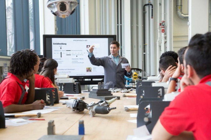 Die Teilnehmer des Porsche Integrationsprogramms bei praktisch angewendetem Sprachunterricht im Ausbildungszentrum des Stuttgarter Sportwagenherste...