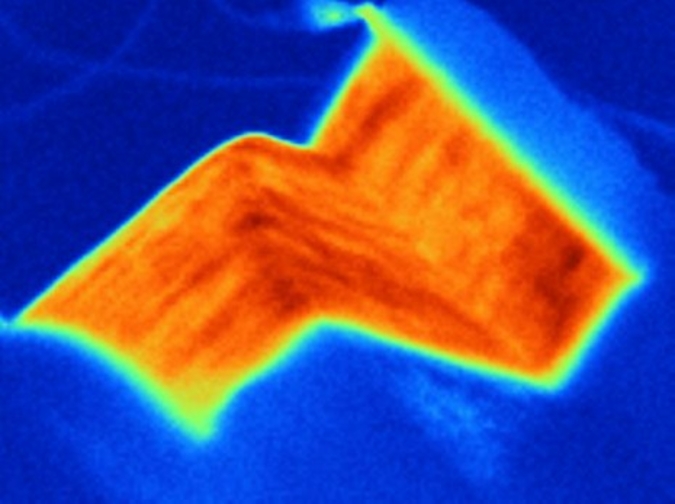 Wärmeverteilung eines elektrisch leitfähigen, drapierbaren Spunlace-Vlieses. Die mittlere Oberflächentemperatur beträgt ca. 100°C