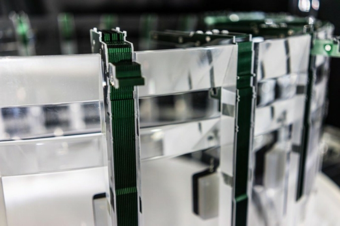 Groz-Beckert presents machines made of acrylic glass Photos: Groz-Beckert