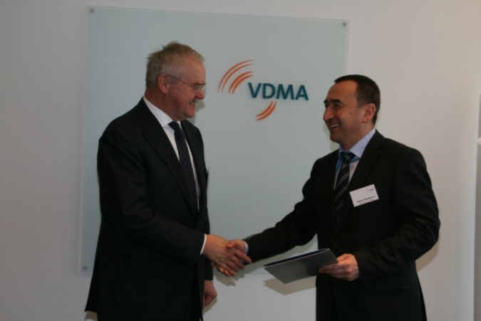 Engere Zusammenarbeit vereinbart: Fritz P. Mayer mit dem usbekischen Minister Ilkhoom Khaydarov Photo: VDMA