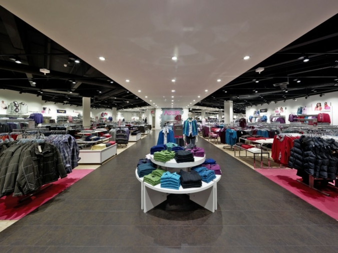 Innenansicht Modemarkt: Adler betreibt rund 170 große Ladengeschäfte in Deutschland, Österreich, der Schweiz und Luxemburg