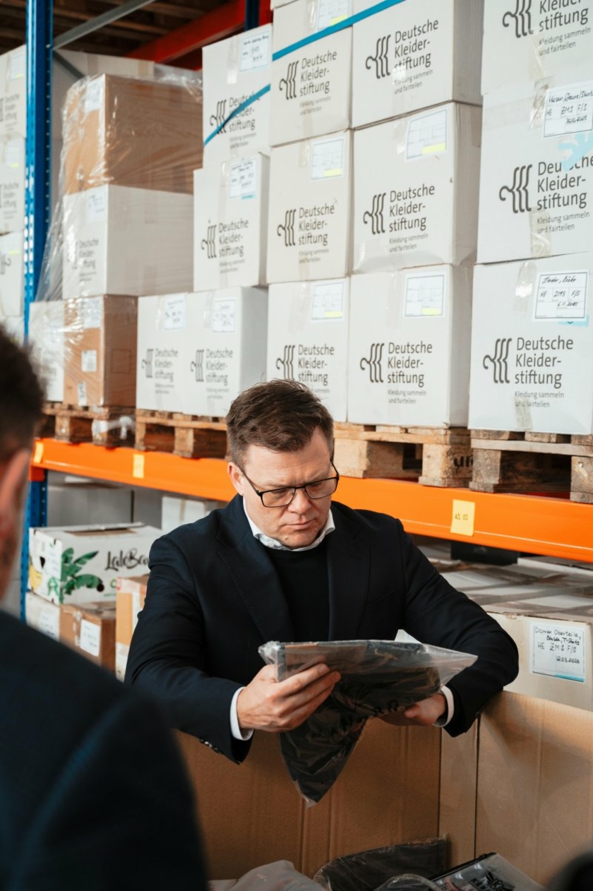Deutsche-Kleiderstiftung-Bundesumweltminister-Carsten-Schneider-Copyright-Deutsche-Kleiderstiftung.jpg