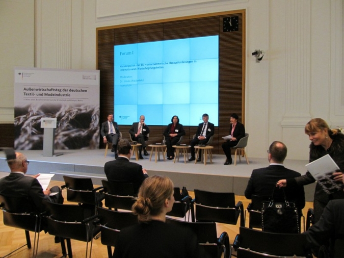 Impressionen: Forum 1 - Handelspolitik der EU / Moderation Dr. Ursula Weidenfeld, Journalistin