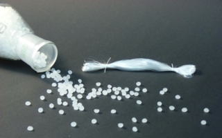 Yarn and granules from PLA Photo: ITCF Denkendorf
