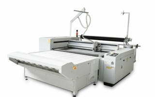 L-1200 Conveyor - perfekt für den automatischen Zuschnitt von Textilien direkt von der Rolle geeignet 
Photo: eurolaser