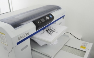 Direktdruck auf Textilien, wie hier mit dem Epson SureColor SC-F2000, ist ein zentrales Thema von Epson auf der Fespa (Stand 7K35). Photos: Epson