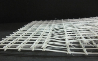 Weltweit einzigartig: Die 3D biaxialen Bewehrungsgitter aus AR Glas oder Carbon verjüngen sich an beiden Enden. Somit können die Gitter überlapp...