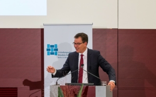 Minister Dr. Gerd Müller wird in München sein Bündnis persönlich vorstellen.
Photo: Bündnis für nachhaltige Textilien