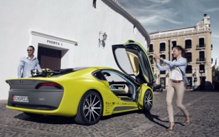 The car of the future: The “old world” of the traditional automaker meets the “new world” of software, algorithms, bits and bytes
(Photos:...