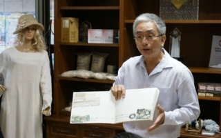 Mr. Bandid Ponsarojanavit, Managing Director Thai Num Choke explains the specialities of the different natural fibers.