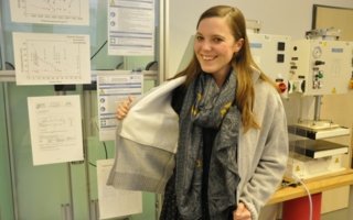 Projektmitarbeiterin Susanne Aumann präsentiert die Stichschutzjacke im Labor des Forschungsinstituts für Textil und Bekleidung Photo: Hochschule...