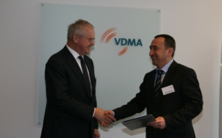 Engere Zusammenarbeit vereinbart: Fritz P. Mayer mit dem usbekischen Minister Ilkhoom Khaydarov Photo: VDMA