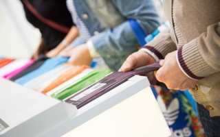 You can experience the haptics of a material at the trade show. Photo: Performance Days