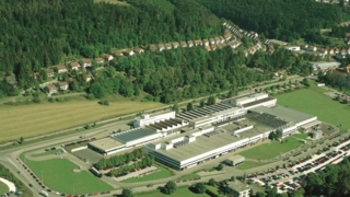 Mayer & Cie. hat seinen Stammsitz in Albstadt auf der Schwäbischen Alb. Hier wird der Maschinenpark im Fertigungsbereich auf den neusten Stand geb...