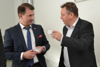 Michael Kynast, Chef der Chemnitzer Messe mtex+ (r.), knüpfte mit Unterstützung des in Moskau lebenden Außenwirtschaftsexperten Igor Salomakhin...