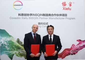 Nick Smith, Global Head of Textile Coatings, Covestro (links) und Xue Taiwen, General Manager & Director of Kunshan Xiefu New Material Co., Ltd. 
(...