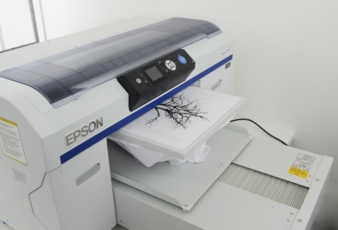 Direktdruck auf Textilien, wie hier mit dem Epson SureColor SC-F2000, ist ein zentrales Thema von Epson auf der Fespa (Stand 7K35). Photos: Epson