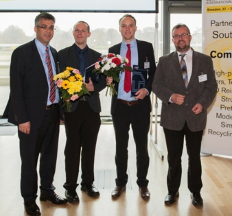 Die Preisträger Ralf Müller (2. von links) und Ronny Brünler (2. von rechts) mit Univ.-Prof. Dr.-Ing. habil Dipl.-Wirt. Ing. Chokry Cherif (l.)...