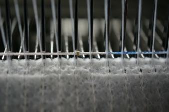 Großflächige Integration des funktionalisierten E-thread-Fadens (im Bild mit LED) auf der Vliesraschelmaschine RS3 MSUS-V Photo: STFI