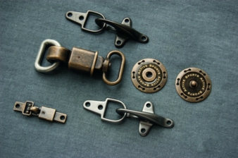 A sporty, elegant interpretation of a functional karabiner by Knopf & Knopf Photo: Knopf & Knopf