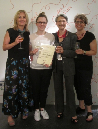 Das Gewinnerteam (von links): Raffaella Pinori von Garnsponsor „Pinori Filati“, Gewinnerin Verena Winkelmann, Organisatorin Ornella Bignami von...