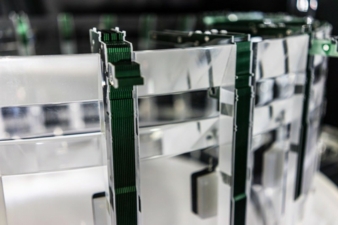 Groz-Beckert presents machines made of acrylic glass Photos: Groz-Beckert