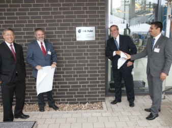 Jim Owens (2.v. r.), President und CEO von H.B. Fuller, eröffnete am 3. September 2015 in Lüneburg offiziell die modernste Klebstoff-Akademie des...