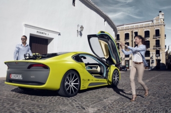 The car of the future: The “old world” of the traditional automaker meets the “new world” of software, algorithms, bits and bytes
(Photos:...