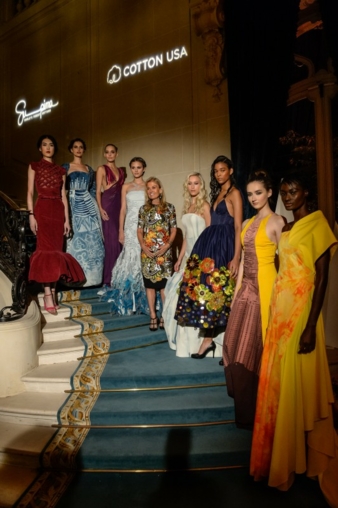 U.S. Botschafterin Jane Hartley, Gastgeberin der Pariser Supima/Cotton USA-Modenschau, umringt von Models in Haute Couture Roben aus feinster USA B...