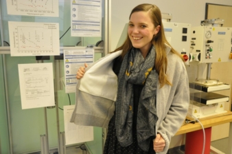 Projektmitarbeiterin Susanne Aumann präsentiert die Stichschutzjacke im Labor des Forschungsinstituts für Textil und Bekleidung Photo: Hochschule...