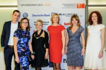 Friederike Plock-Girmann (im roten Kleid) und Suzana Wouda vom VDMD (zweite von links) umringt vom VW-Design-Team Gösta Niessner, Sabine Klinder,...